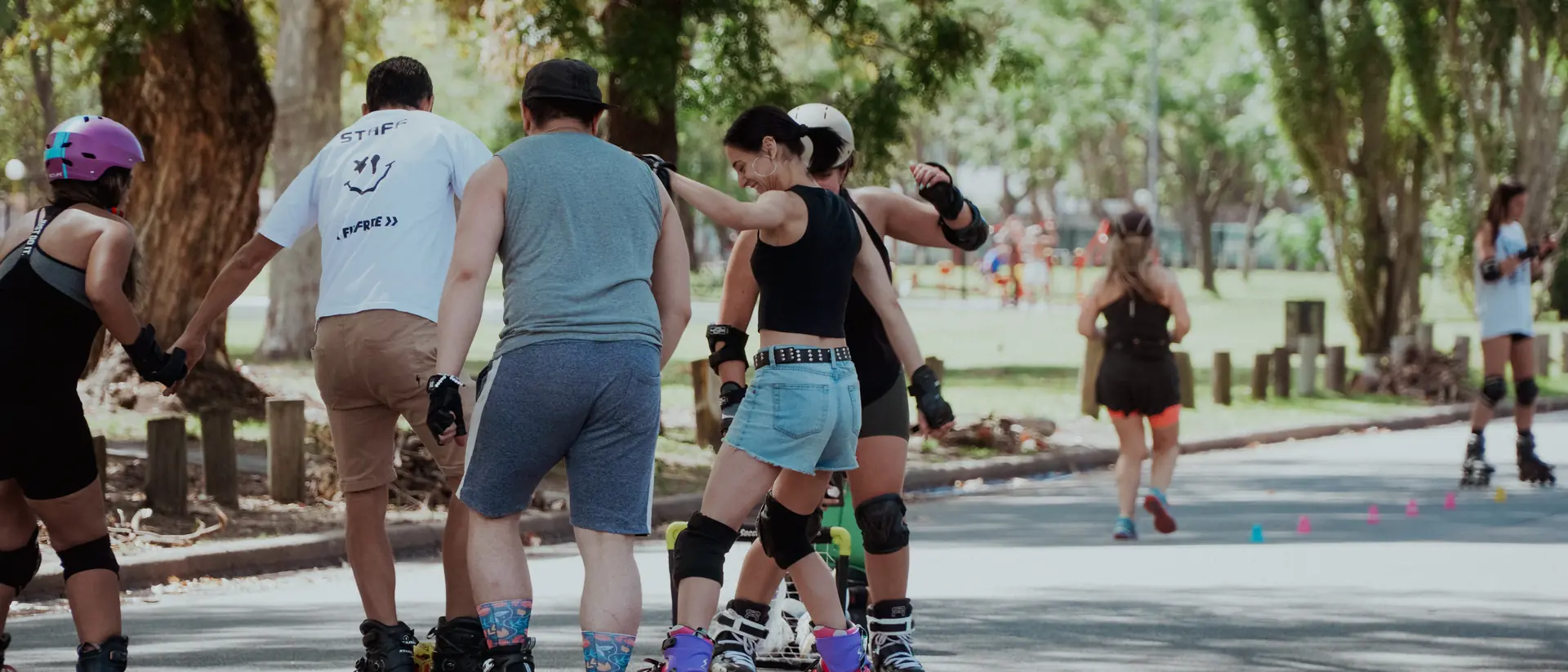 Clase de NM Roller en el parque: alumnos patinando en fila