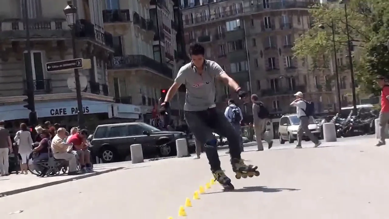 Nico Sappia patinando Freestyle Slalom entre conos en una calle de París, 2011