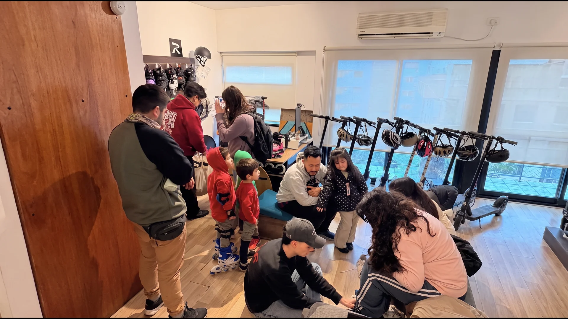 Clientes probándose rollers en el showroom de Fly Free Urban en Palermo