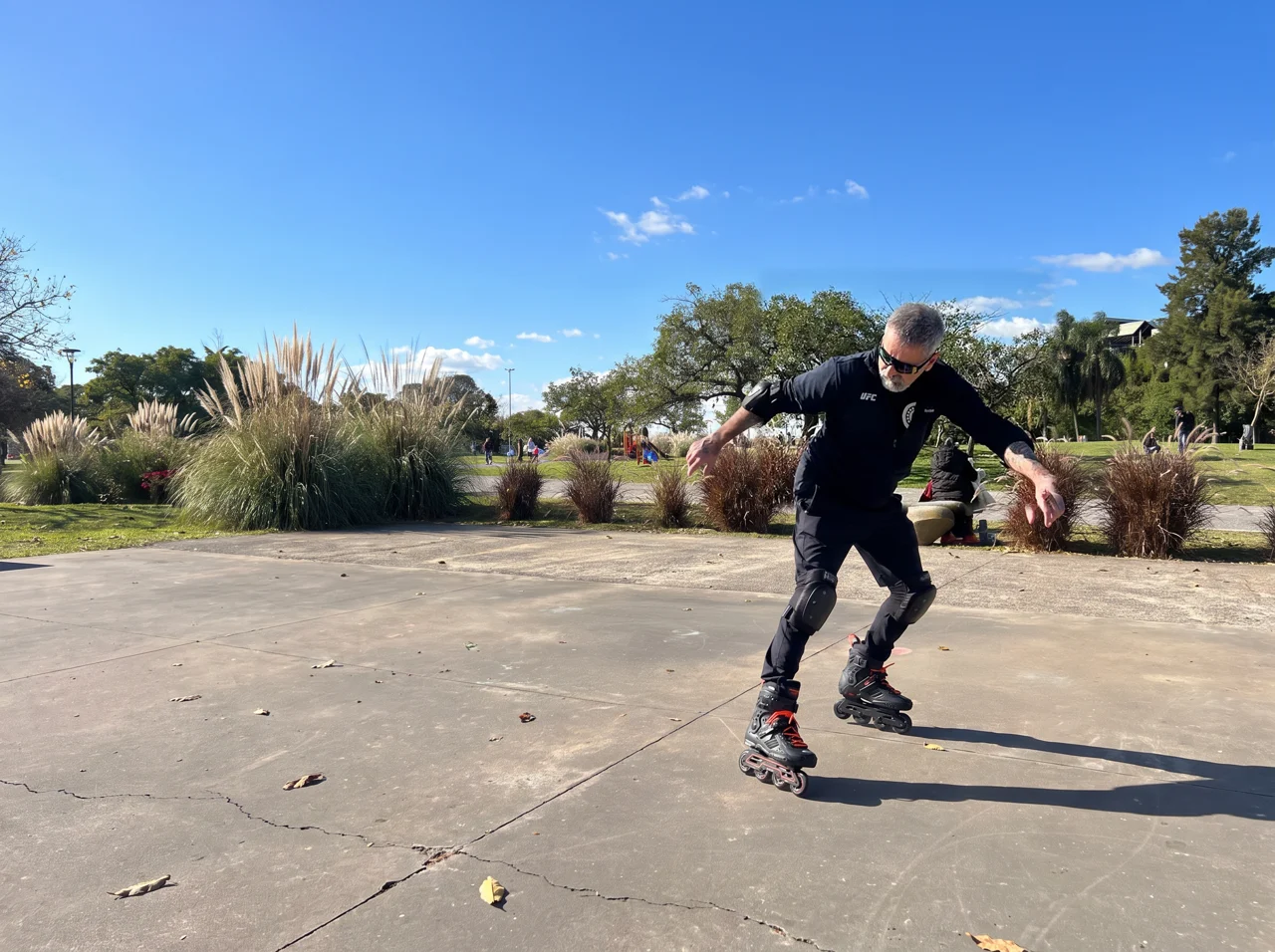Guille, profe de NM Roller, patinando en el parque