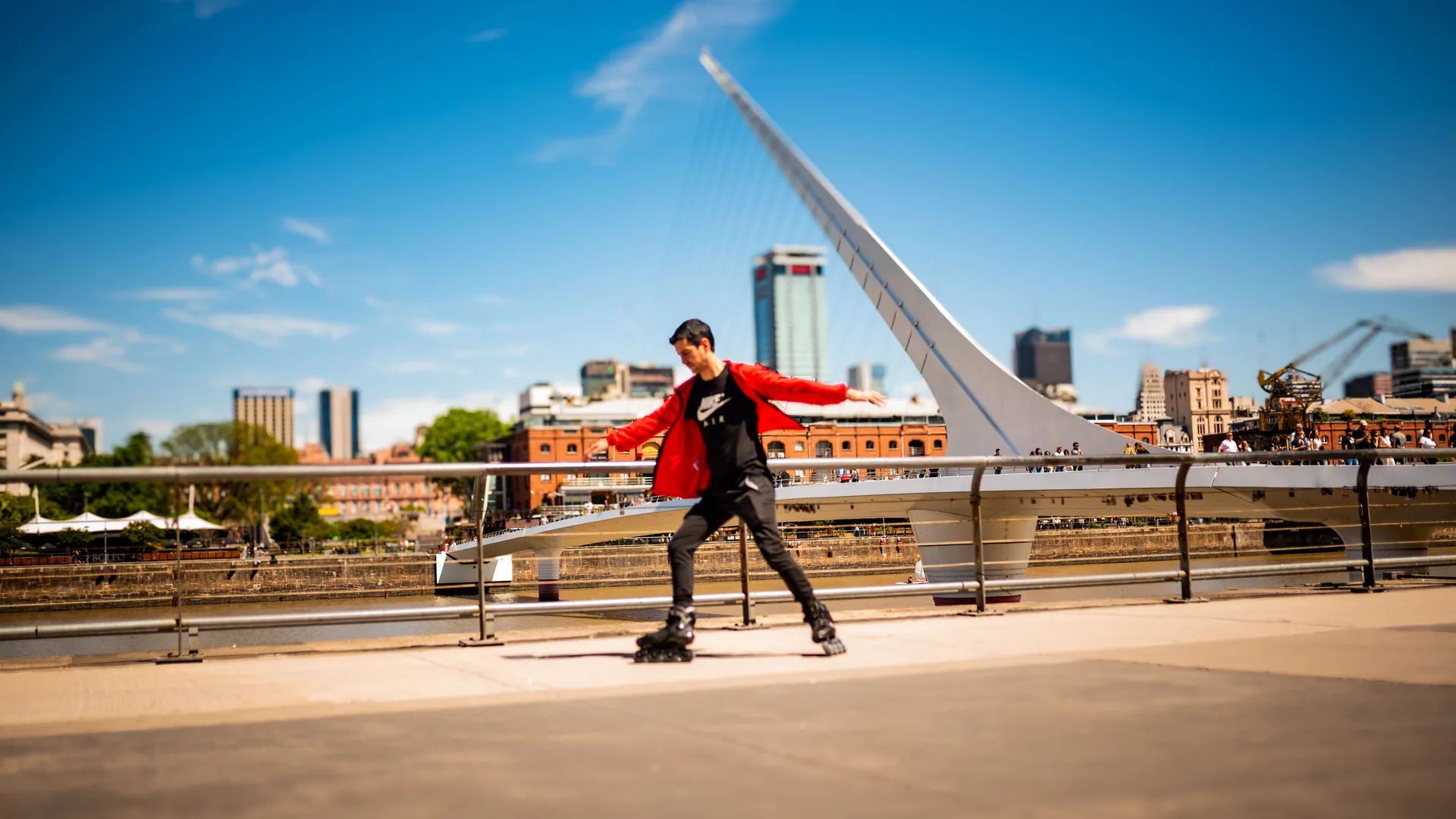 Nico Sappia patinando en rollers frente al Puente de la Mujer, en Puerto Madero