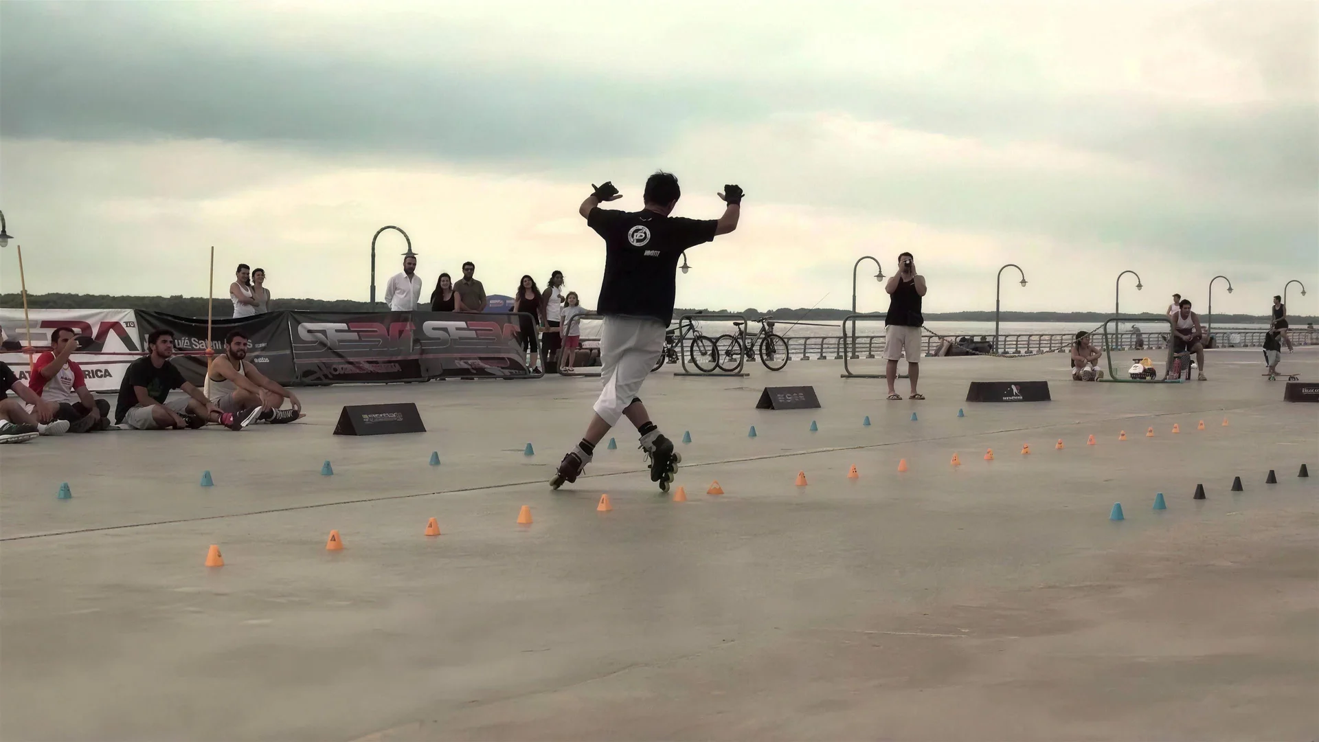 Nico Sappia compitiendo en freestyle slalom en la Battle Rosario 2010, con público mirando detrás de los conos