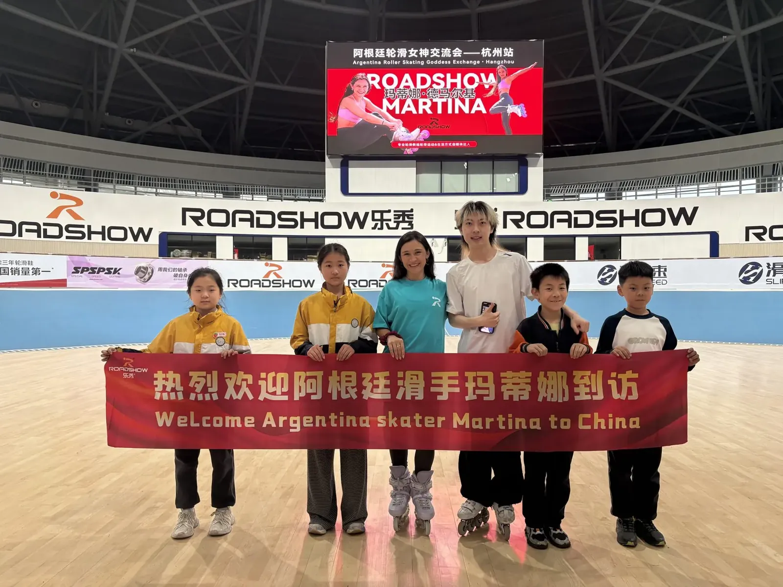 Martina Demarchi con chicos en la fábrica de Roadshow en Dongguan