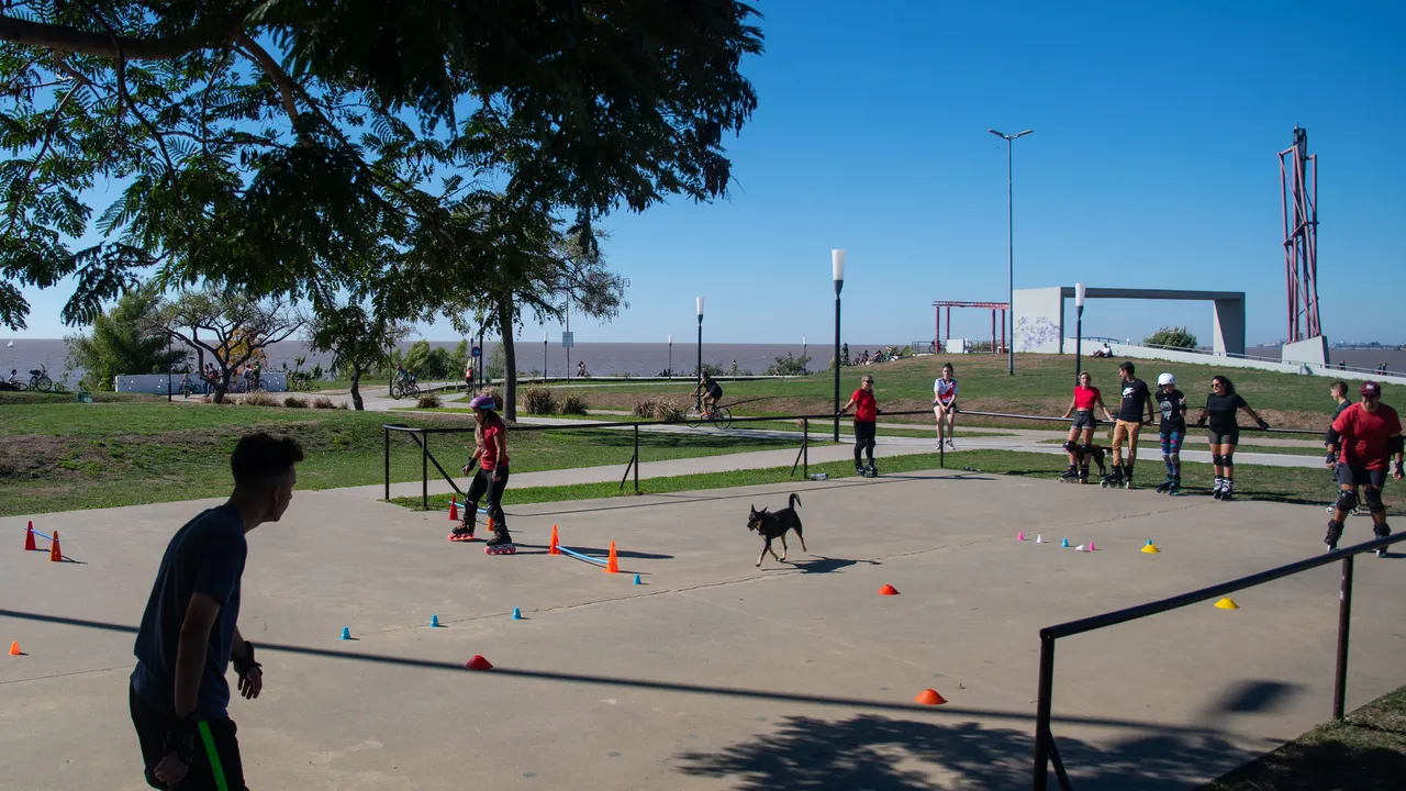 Práctica con conos y arcos en una pista al aire libre