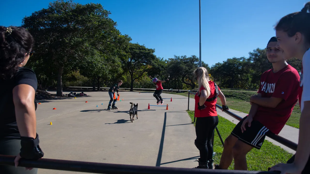 Grupo de patinadores con protecciones en una jornada de roller fútbol