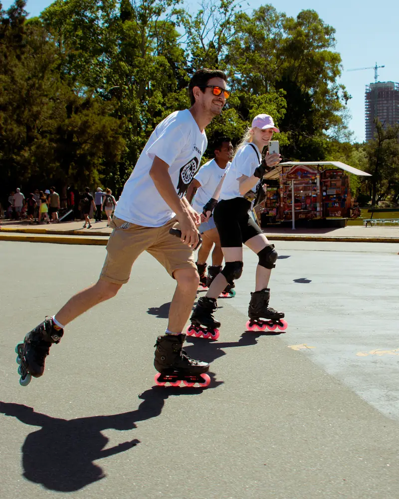 Nico Sappia dando clase de roller a sus alumnos al aire libre