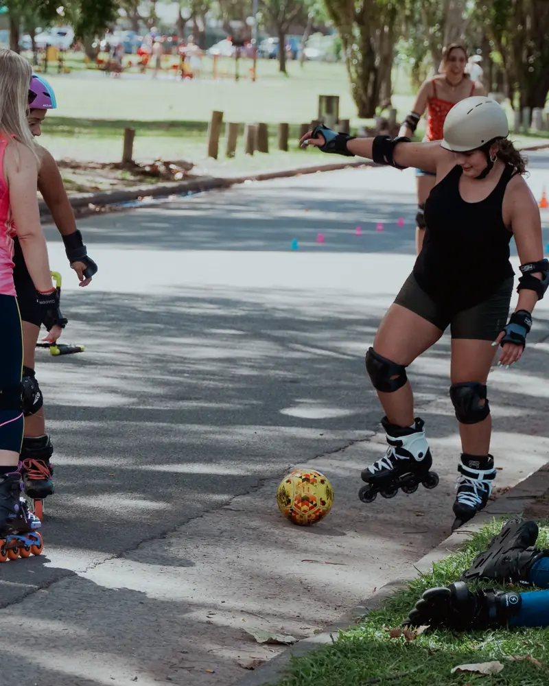 Alumnos de NM Roller patinando en una clase en el parque